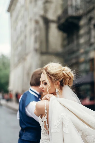 Noiva e noivo andando na rua — Fotografia de Stock