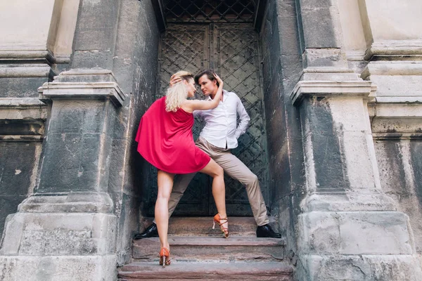 Newlywed couple hugging near cathedral — Stock Photo, Image