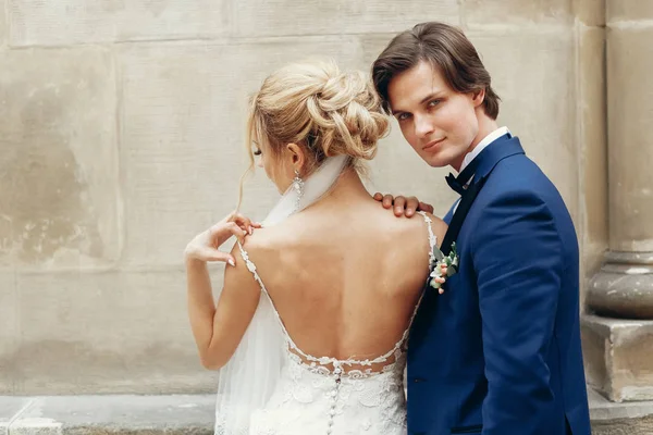 Couple posing near wall — Stock Photo, Image