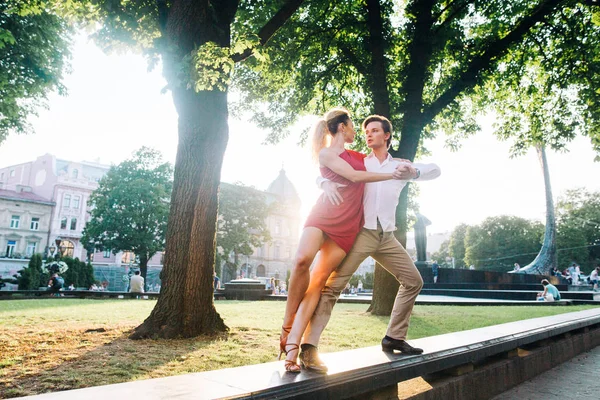 Pareja bailando en calles verdes — Foto de Stock