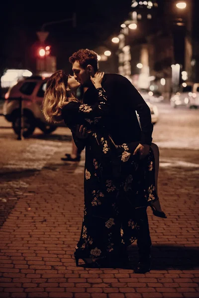 Couple baisers dans la rue de nuit — Photo