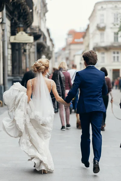 Noiva e noivo andando ao ar livre — Fotografia de Stock