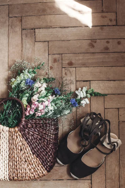 Цветы в сумке и женская обувь — стоковое фото
