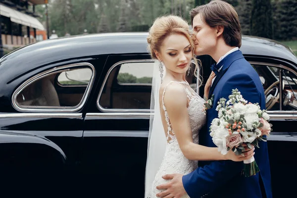 Novia abrazo con novio cerca de coche —  Fotos de Stock