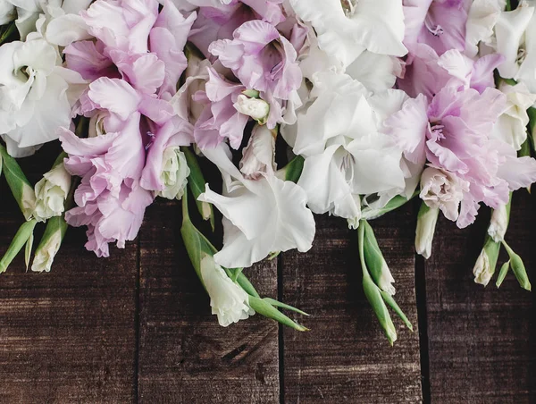 Gladioli su sfondo di legno — Foto Stock