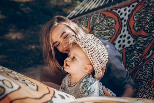 Bébé garçon avec jeune mère — Photo