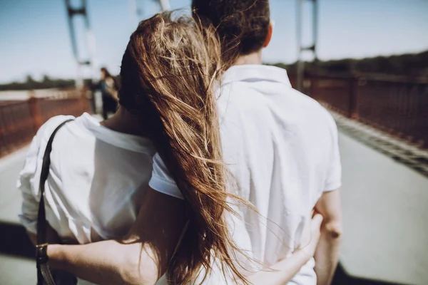 Couple marchant sur le pont — Photo