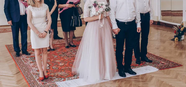 花嫁介添人と花婿の結婚式タオルを準備 — ストック写真