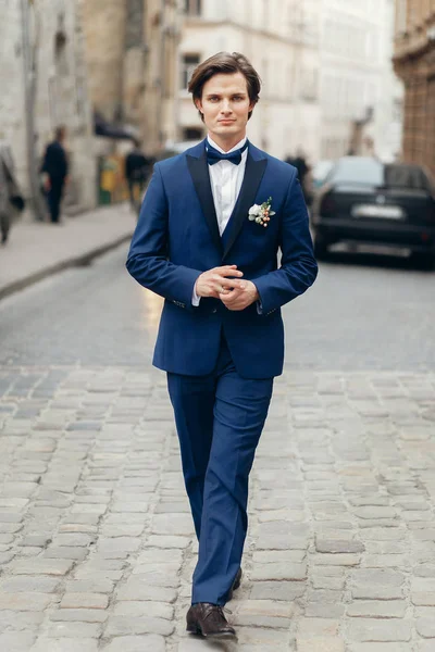 Усміхнений наречений в синьому костюмі — стокове фото