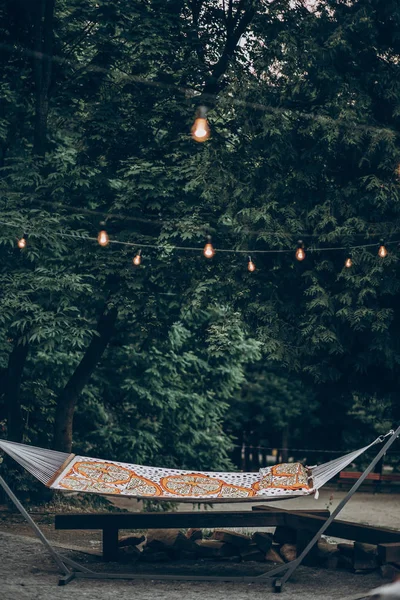 Hängematte unter romantischem Licht im Park — Stockfoto
