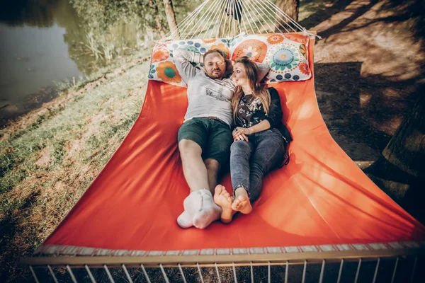 Paar schläft in bequemer Hängematte — Stockfoto