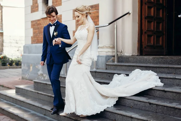 Casal saindo da igreja — Fotografia de Stock