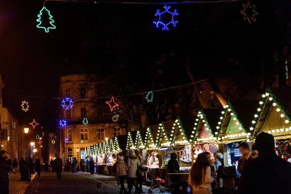 Natale decorato mercato della città — Foto Stock