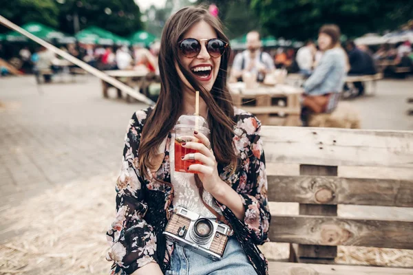 Девушка в солнечных очках держит лимонад — стоковое фото