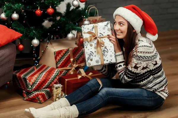 Жінка з різдвяною подарунковою коробкою — стокове фото