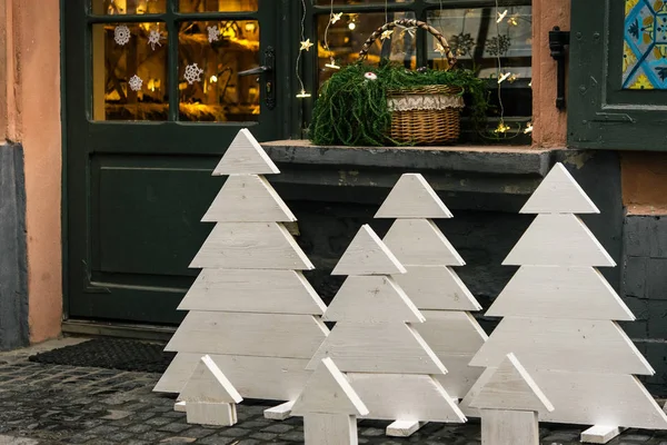 Alberi di Natale in legno e luci ghirlanda — Foto Stock