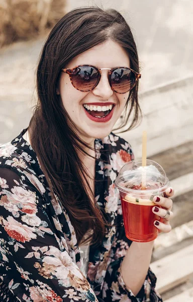 Stylish hipster woman in sunglasses with red lips drinking lemon — Stock Photo, Image
