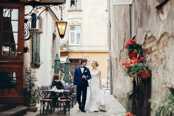Casal andando na rua da cidade velha — Fotografia de Stock