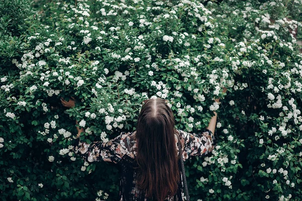 Femme tenant buisson en fleurs — Photo