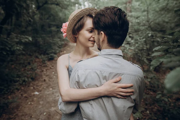 Пара, обнимающаяся в лесу . — стоковое фото