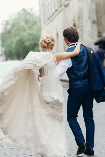 Bruid en bruidegom lopen buiten — Stockfoto