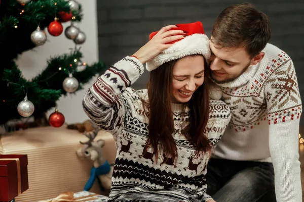 クリスマス ツリー近く幸せなカップル — ストック写真