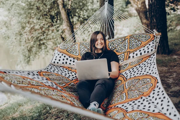 Freelancer perempuan di tempat tidur gantung — Stok Foto