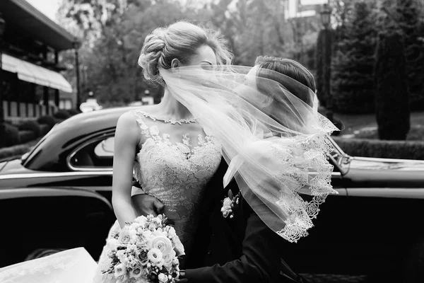 Bräutigam hebt schöne Braut hoch — Stockfoto
