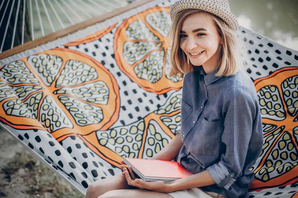 Chica en vintage sombrero libro de lectura — Foto de Stock