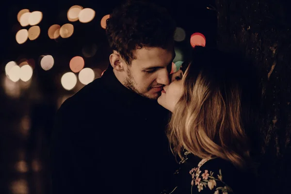 Couple baisers sur nuit ville lumières — Photo