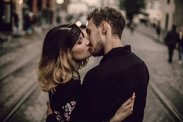 Couple kissing on night city lights — Stock Photo, Image