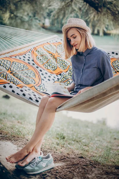 Meisje leesboek op hangmat — Stockfoto