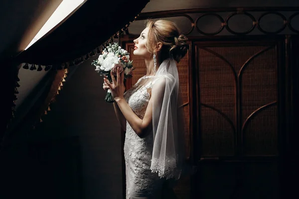 Noiva loira com buquê — Fotografia de Stock