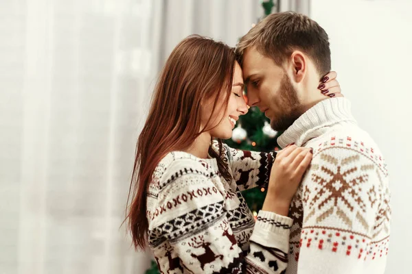 Paar umarmt sich sinnlich — Stockfoto