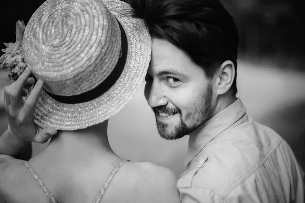 Uomo guardando attraverso la donna e sorridendo — Foto Stock