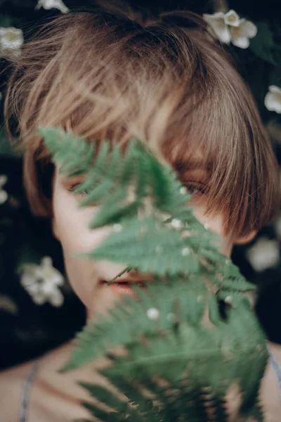 Kadın kapsayan yüz yaprak ile — Stok fotoğraf