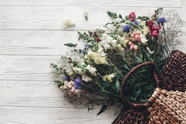 籐のバッグに野の花 — ストック写真