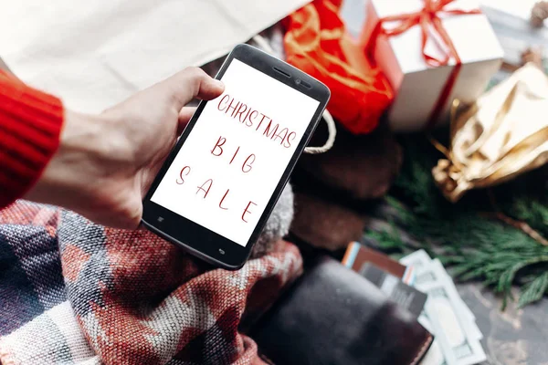 Držení telefonu s textem vánoční prodej — Stock fotografie