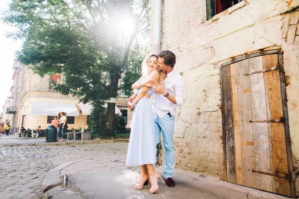 Paar wandelen in de buurt van oud gebouw — Stockfoto