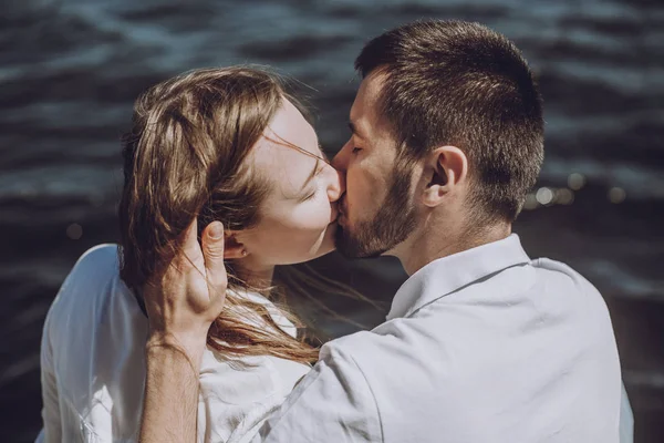 Couple embrasser sur fond de mer — Photo