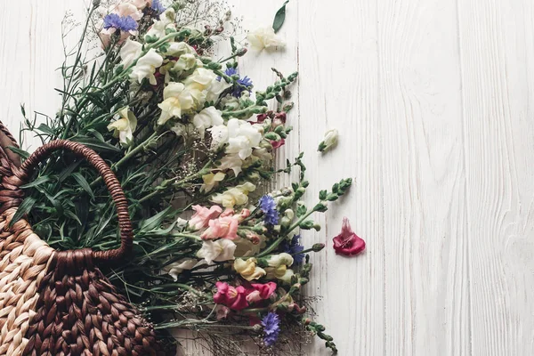 Flores de color en bolsa de mimbre — Foto de Stock