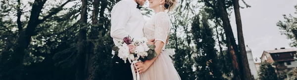 Boda pareja abrazándose en parque —  Fotos de Stock