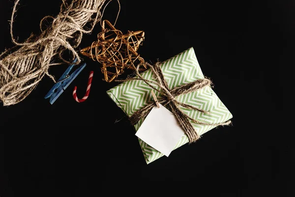 Caja de regalo en papel de regalo verde —  Fotos de Stock