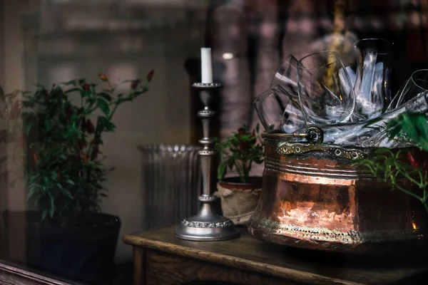 Винтажная чаша с бокалами и свечами — стоковое фото