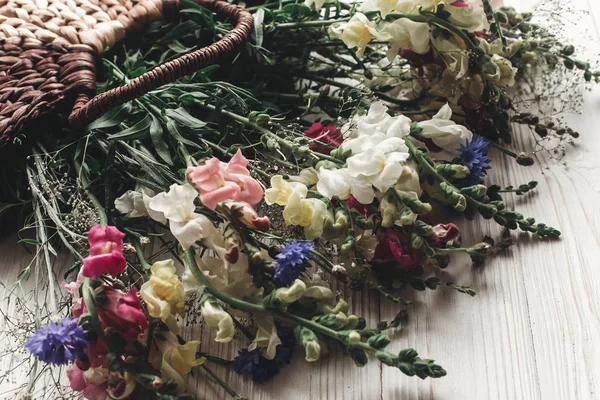 Květy v proutěné tašce — Stock fotografie