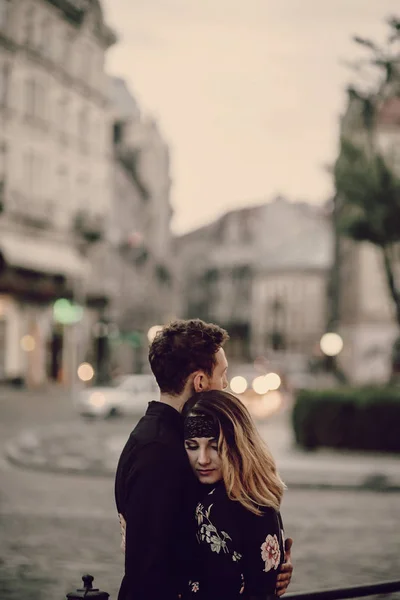 Mujer y hombre abrazando — Foto de Stock