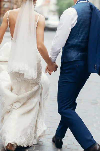 Recém-casados andando na rua da cidade — Fotografia de Stock