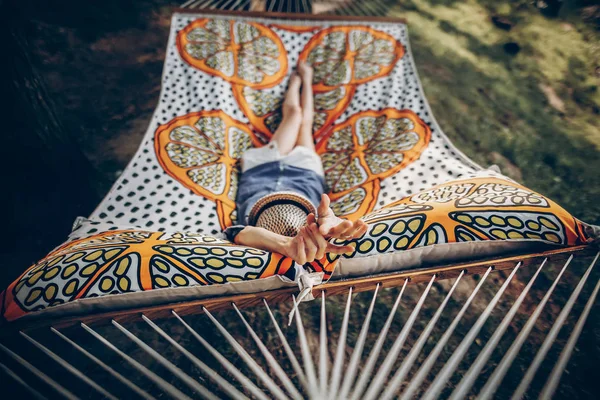 Mujer relajándose en hamaca — Foto de Stock