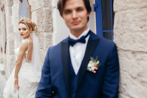 背景に花嫁と新郎します。 — ストック写真