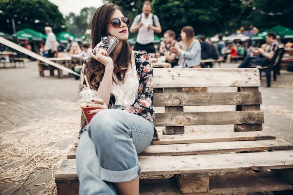 Chica sosteniendo limonada y cámara —  Fotos de Stock